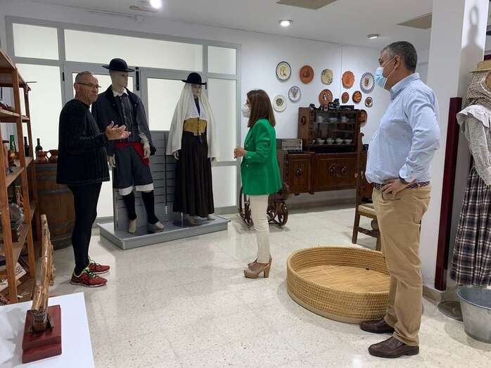 Imagen de archivo de la reciente visita de la alcaldesa a la sede de Entre Amigos en Jinámar/TA.